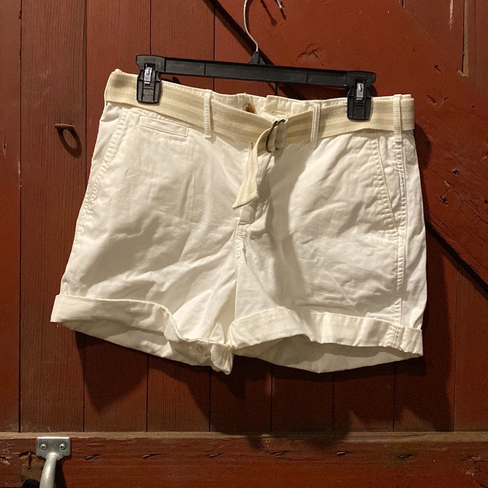 White gap 5 inch khaki shorts with belt. NWT